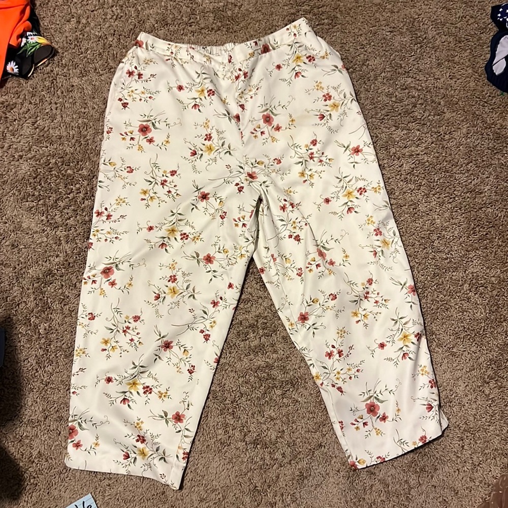 Cute flower pants that are capris